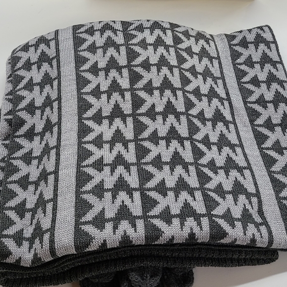 Winter Gray Scarf, gloves, hat set - Picture 2 of 3